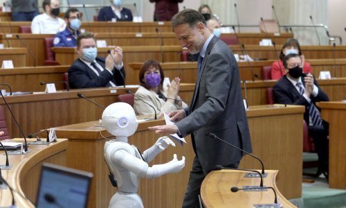 [VIDEO/FOTO] Robot u Saboru 'provocirao' Jandrokovića pa iskusio hladan tuš: 'Pitanje vaše pravne osobnosti nije riješeno'