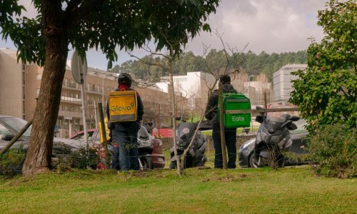 Kompanije za dostavu poput Glova i Uber Eatsa moraju kuririma dati status stalno zaposlenih