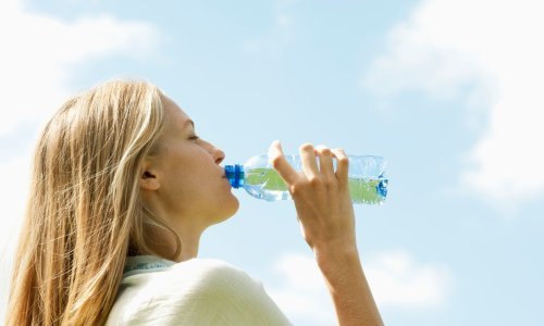 Viralni trend: Svi su zaluđeni vodom s klorofilom, no je li ovaj napitak doista tako zdrav?