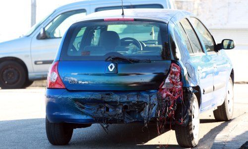Mladić u Metkoviću sam ugasio automobil koji mu je netko zapalio; uhićen je muškarac koji mu je dan ranije prijetio smrću