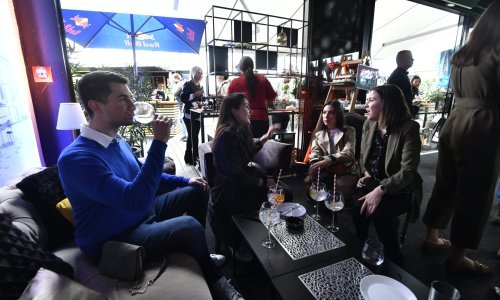 [FOTO/VIDEO] Pogledajte kako izgleda povratak u 'staro normalno': Održan testni domjenak u Zagrebu na kojem se nije držala distanca i nisu nosile maske