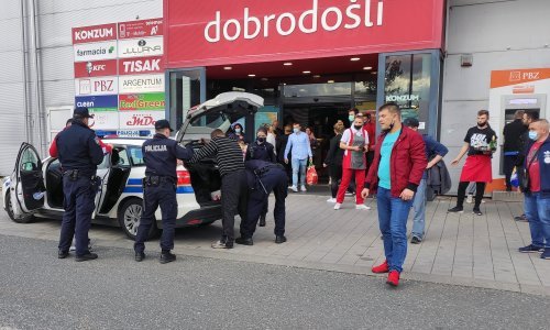 [VIDEO] Uhićen muškarac koji je skinuo masku u zagrebačkoj trgovini, prijetio zaštitaru pa se vratio s bombom