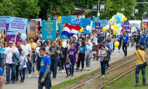 [FOTO] U Osijeku održan Hod za život, pogledajte tko se sve pojavio, oglasila se i Željka Markić