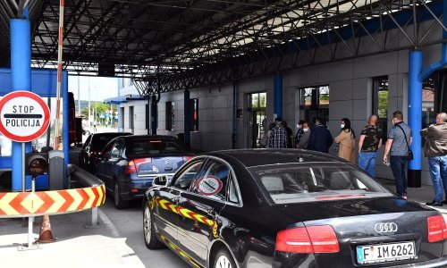 Na graničnim prijelazima i dalje velike gužve, HAK poziva na strpljenje i oprez
