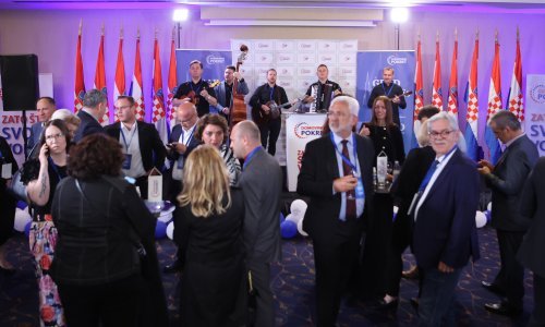 [FOTO/VIDEO] Kod Škore tamburaši i slavljenička torta: 'Podebljat ćemo prednost, a u drugom krugu je nova utakmica!'