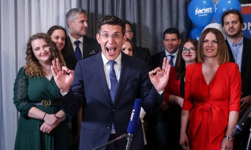 Izborna noć u slikama: Pobjednici i poraženi uhvaćeni u trenutku euforije i očaja. Jedni su slavili uz pjesmu i janjetinu, a drugi su smrknutih lica gledali u prazno