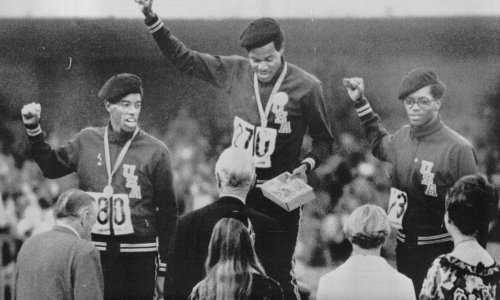 [FOTO] Preminuo dvostruki olimpijski pobjednik koji nije želio trčati utrku u kojoj je na kraju osvojio zlato; njegov potez na postolju zauvijek će se pamtiti