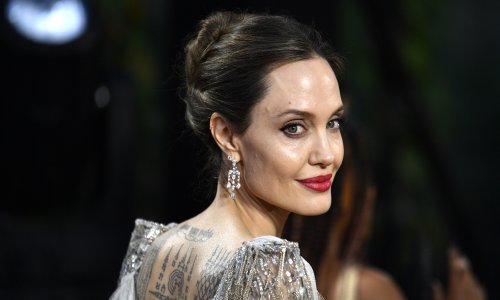 Angelina Jolie u šetnji New Yorkom: Bijela majica kratkih rukava otkrila dobro čuvanu tajnu