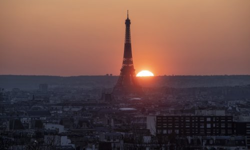 Nakon nekoliko mjeseci Eiffelov toranj otvara se u srpnju