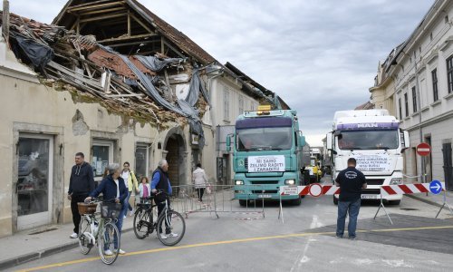 [VIDEO, FOTO] Ljutiti građevinari s Banovine bagerima i kamionima vozili kroz Sisak i Petrinju: Tvrde da im se ne daje da rade na rušenju i obnovi