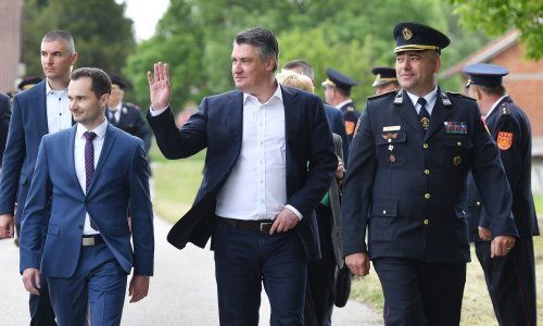 [FOTO] Milanović postao počasni član DVD-a pa se raspričao: Riknuo mi je polovni Renault, zapeli smo u snijegu, nekakva služba je došla po nas...