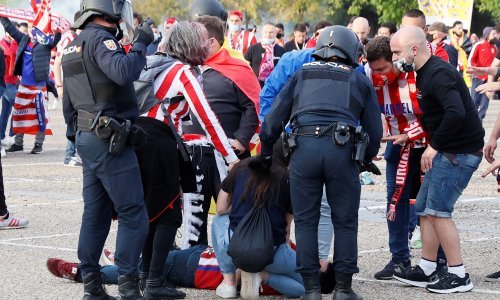 [FOTO] Kaos na ulicama Madrida; policija pendrecima na navijače Atletica, a gradonačelnik strahuje da bi posljedice proslave mogle biti strašne