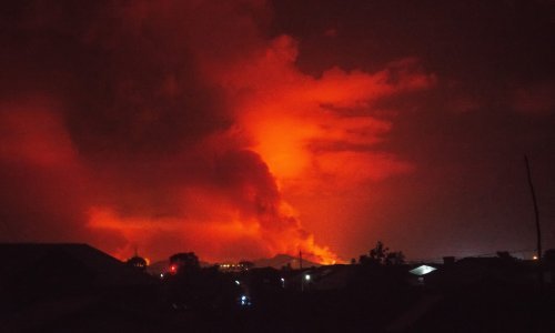 [VIDEO, FOTO] Erumpirao jedan od najaktivnijih vulkana na svijetu: Lava guta kuće, uspaničeni stanovnici obližnjeg grada dali se u bijeg