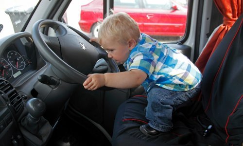 Dvoipogodišnji dječak vozio automobil, nakon 150 metara zabio se u prometni znak