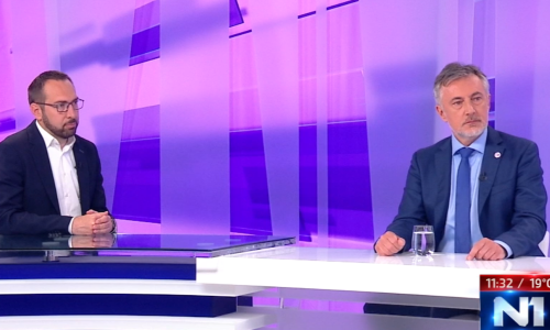 Žustra rasprava Tomaševića i Škore: Klevete, vikanje, lupanje šakom o stol i priča o tome tko je dobio gradski stan i bio u Savezu komunističke omladine