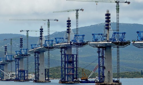 Kineski brod koji prevozi posljednje dijelove Pelješkog mosta zbog kvara pluta Otrantskim vratima?