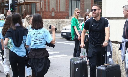 [FOTO] Počela akcija Euro za hrvatske nogometaše; pogledajte kako su zagrebački maturanti napravili pomutnju u centru grada među Dalićevim zvijezdama