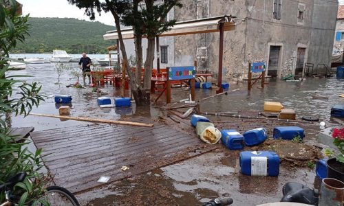 [VIDEO] Plimni val zapljusnuo Ist, kod Umaga uočena pijavica