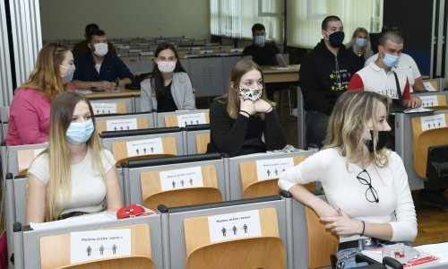 Studenti se vraćaju u predavaonice; dopuštaju se i ispiti u manjim skupinama 'licem u lice'