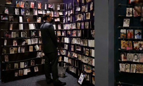 [FOTO] Macron u posjetu Ruandi koja optužuje Francusku da je omogućila genocid, stanovnici jasni: Želimo da traži oprost!