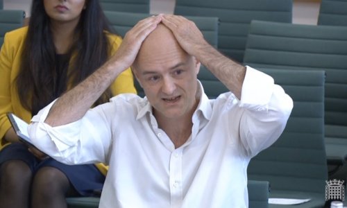 Bio je siva eminencija britanske 'brexit' politike, a sada je u žestokoj svađi s dojučerašnjim najbližim suradnikom, premijerom Johnsonom