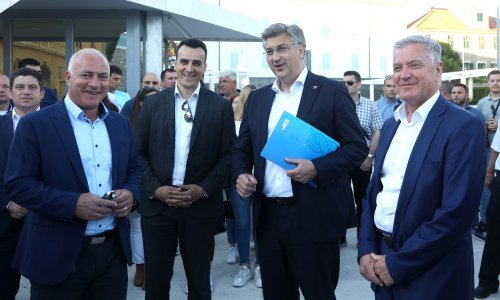 Premijer među Šibenčanima, u finalu kampanje došao podržati Pauka i Burića