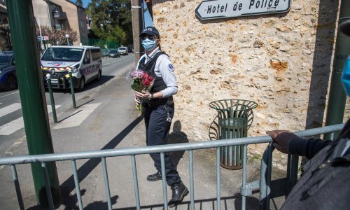 Muškarac nožem nasrnuo na policajku na sjeverozapadu Francuske, ona se u bolnici bori za život, napadač u pucnjavi sa žandarmerijom ubijen
