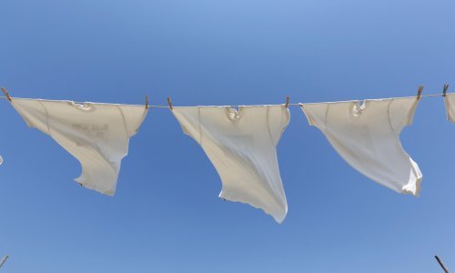 Pojavile su vam se mrlje od znoja na omiljenoj bijeloj majici? Evo kako ih se možete riješiti