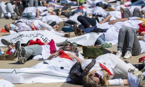Liječnici pred zgradom WHO-a, dočekao ih generalni direktor Tedros: Pandemija će završiti, ali ne postoji cjepivo protiv klimatskih promjena