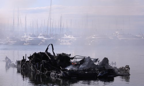 Nevjerojatan epilog požara u Marini Kaštela: tegljenje zapaljenih jahti platit će - porezni obveznici!