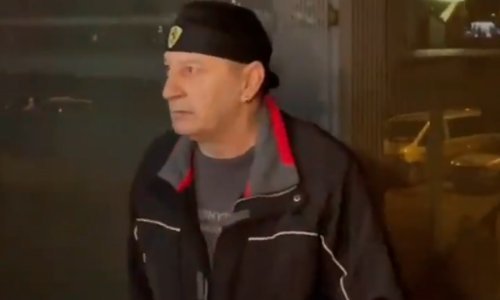 [VIDEO] Muškarac ispred stožera Možemo! prolio benzin i zapalio ga: Gorjet ćete, komunjare!