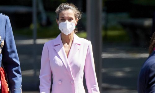 Mislite da ružičasta bolje stoji plavušama? Stajling kraljice Letizije dokazuje da itekako dobro pristaje i brinetama