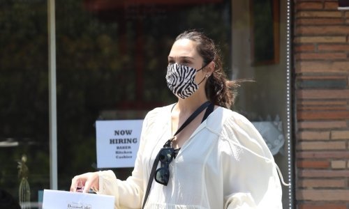 Stajling Gal Gadot dokaz je da su bijela kratka haljina i hit sandale idealan ljetni spoj