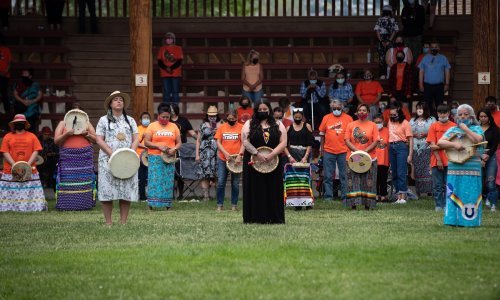 Masovna grobnica 215 domorodačke djece u Kanadi; Trudeau: To je mračno i sramotno poglavlje u povijesti naše zemlje