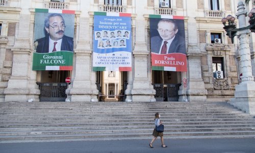 Sicilijanski mafijaš koji je ubio suca Falconea pušten na slobodu; taj atentat jedna je od najzloglasnijih epizoda u dugoj i nasilnoj borbi protiv mafije