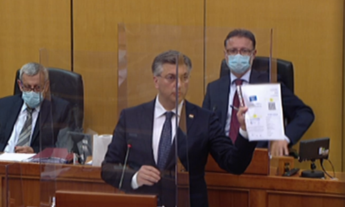 [FOTO] Plenković u Saboru branio Beroša, pokazao covid-potvrdu, a Hajdašu Dončiću poručio da je 'malo nervožast'