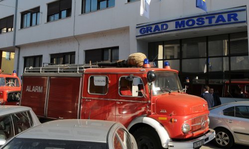Podmetnuli požar u kafiću, jednom počinitelju se zapalila noga, a vatrogasci u zadnji čas spasili stambenu zgradu