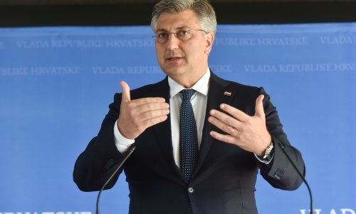 Plenković komentirao Čačića, svađu HDZ-ovaca, ali i svoje zdravlje: Kašalj je od klime u autu, i to najviše od vožnje u Dubrovnik da pomognem Frankoviću