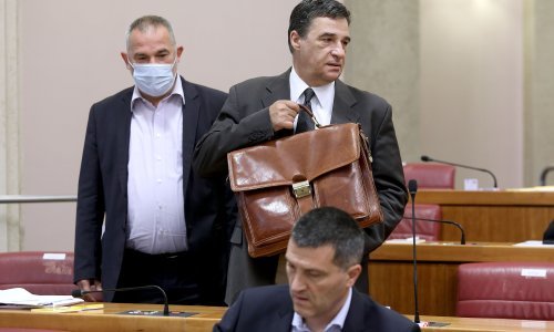 'Nije li proglašenje pobjede nad pandemijom politički pamflet uoči izbora?'