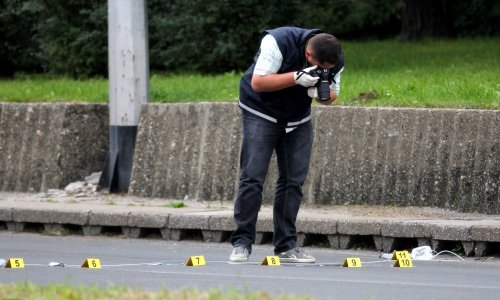 Sudar na Aleji Bologne: Dvije osobe ozlijeđene, rasvjetni stup pao na kolnik, promet otežan