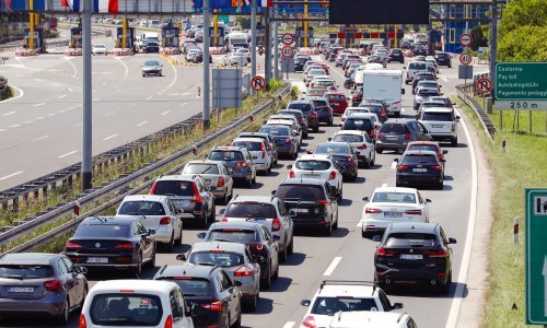 [VIDEO/FOTO] Gužve na granicama i autocestama: Kolone se s Lučkog preselile prema Kvarneru i Istri, na Rupi se čeka sat i pol