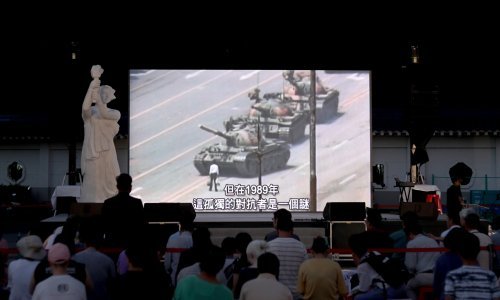 Fotografija prosvjednika koji stoji ispred tenka nestala s Binga