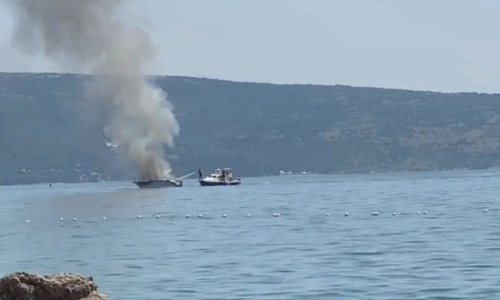 Ispred poznate plaže Dražica na Krku zapalio se gliser njemačkog državljanina, požar ugašen