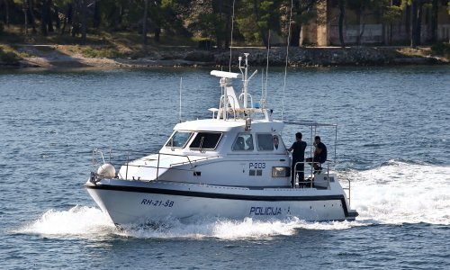 Ribari u šibenskom akvatoriju spašavali živu glavu; skočili u more s koćarice u plamenu