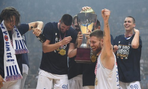 [FOTO] Pogledajte nevjerojatne fotografije slavlja; kapetana Zadrana svladale emocije: Ovo je nešto za što se živi i umire, ovo je kraj svega