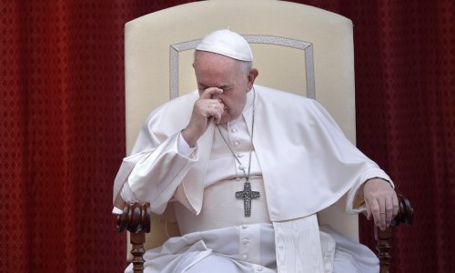 Papa Franjo oporavlja se nakon operacije, stanje mu je 'uredno i zadovoljavajuće'