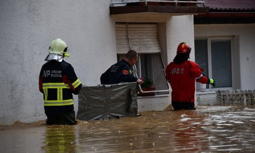 [FOTO/VIDEO] Zbog jake kiše Požega i okolica pod vodom, u Vidovcima snažna bujica nosila sve pred sobom