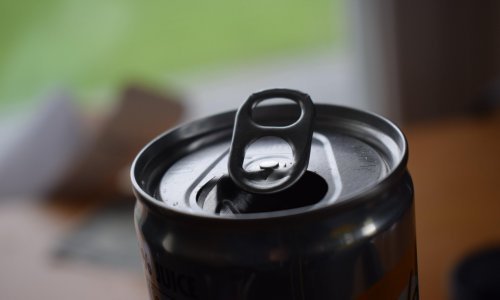 Smrt dječaka koji je popio veliku količinu energetskog pića ponovo otvorila pitanje: Hoće li ih konačno zabraniti djeci?