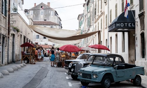 [FOTO] Kadrovi britanske serije sada se snimaju u Splitu; Centar grada okupirali oldtimeri