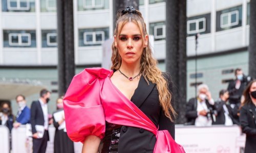 Odvažna kreacija: Britanska glumica privukla pažnju haljinom koju ćete na prvi pogled obožavati ili mrziti